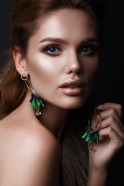 Mooi sexy meisje met sensuele lippen, mode haar en accessoires. Schoonheidsgezicht... Schoonheidsgezicht. Foto genomen in de studio