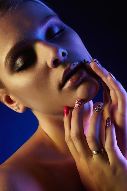 Foto mooi sexy meisje met trendy make-up en manicure