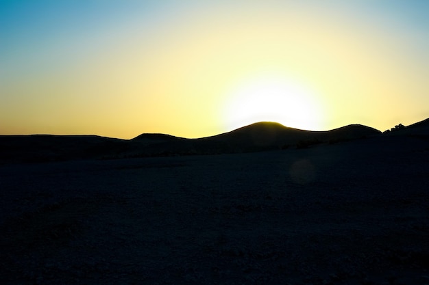 Mooi silhouet van een achtergrond van de bergwoestijn
