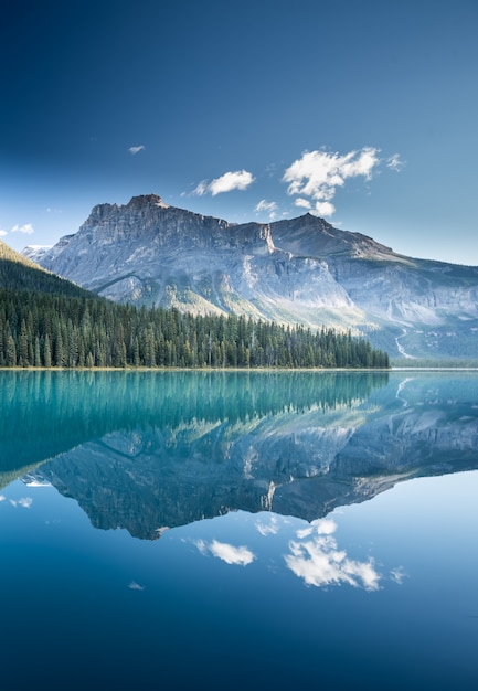 Mooi smaragdgroen meer in Canada