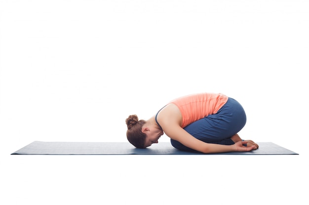 Mooi sportief fit yogi meisje beoefent yoga asana balasana