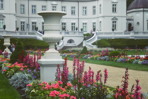 Mooi steegje in het park bij het paleis, versierd met bloemen en vazen