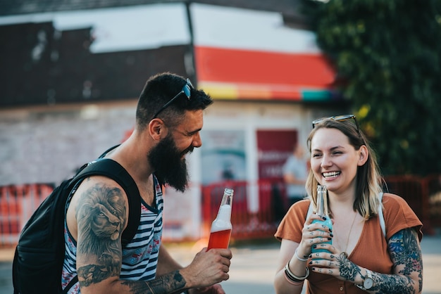 Mooi stel cocktails drinken en plezier hebben op muziekfestival