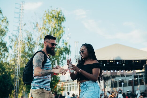 Mooi stel cocktails drinken en plezier hebben op muziekfestival