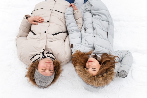 Foto mooi stel dat van de winter geniet