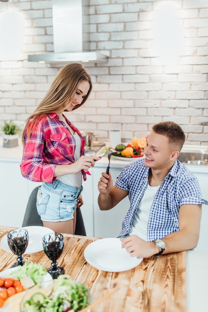 Mooi stel dineren in de moderne keuken