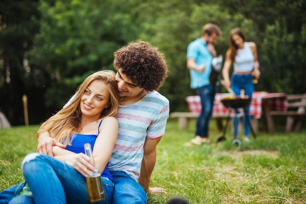 Mooi stel geniet van een picknickdag met vrienden