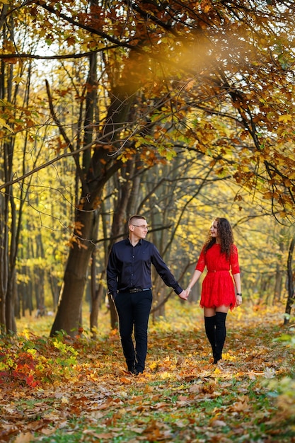 Mooi stel in het herfstbos