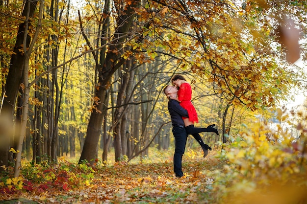 Mooi stel in het herfstbos