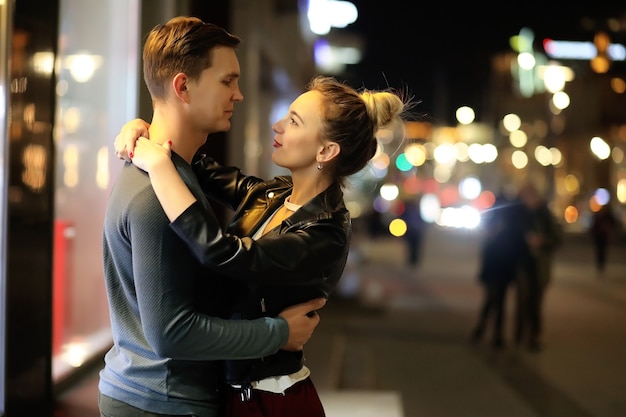 Mooi stel op een date in een nachtelijke stad buiten