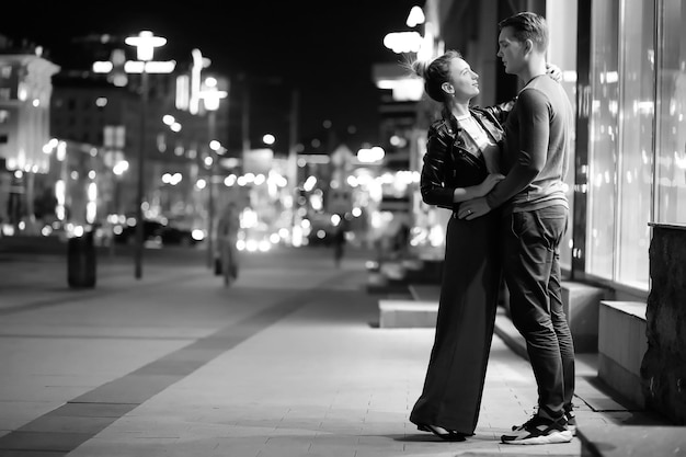 Mooi stel op een date in een nachtelijke stad buiten