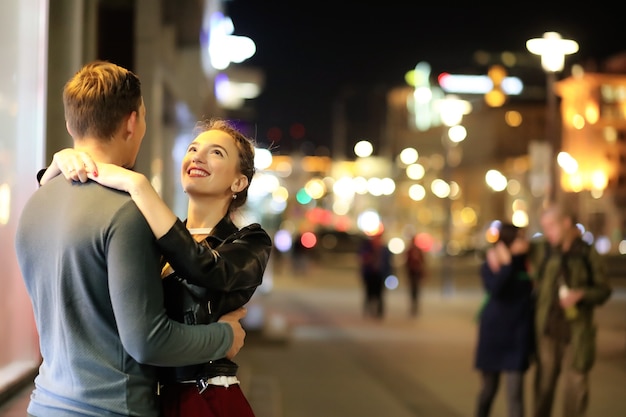 Mooi stel op een date in een nachtelijke stad buiten