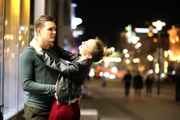 Mooi stel op een date in een nachtelijke stad buiten