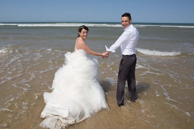 Mooi stel op het strand gelukkig samen