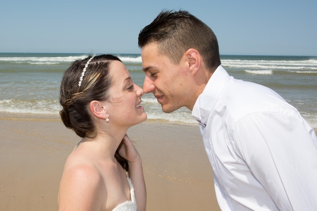 Mooi stel op het strand gelukkig samen