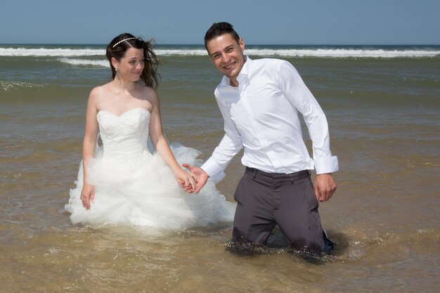 Mooi stel op het strand gelukkig samen