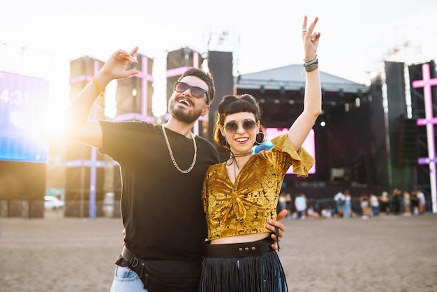 Mooi stel plezier op festival Jonge vrienden met bier op strandfeest Zomervakantie vakantie