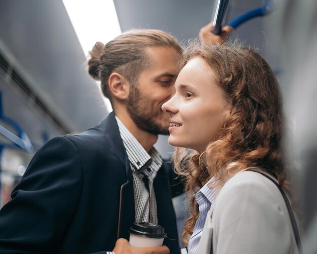 Mooi stel rijdt staand in een metro