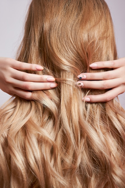 Mooi sterk haar van een vrouw, versterkt en herstelt de haarwortels.