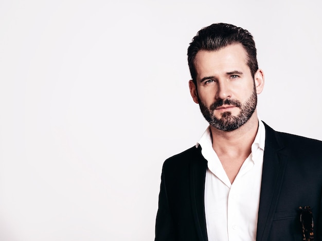 Mooi stijlvol model Moderne man gekleed in zwart elegant pak Modieus mannelijk poseren in studio