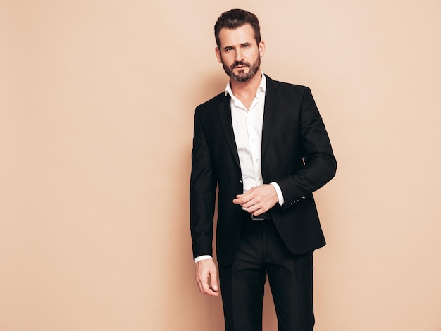 Mooi stijlvol model Moderne man gekleed in zwart elegant pak Modieus mannelijk poseren in studio