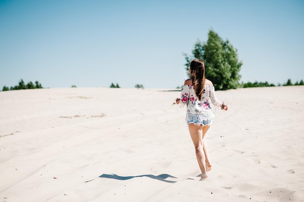 Mooi, stijlvol, sexy, jong meisje, op, zand, strand, in, de, natuur, stijl, boho, feestje, maiden avond, vrijgezellenfeesten, vrijgezellenfeest, dichtbegroeid boven, verticaal, van, een, meisje, op, zand, gaat terug, loopt, langs, de, zand, plaats, voor, tekst