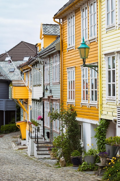 Mooi straatje met traditionele Noorse witte huizen in Bergen, Noorwegen