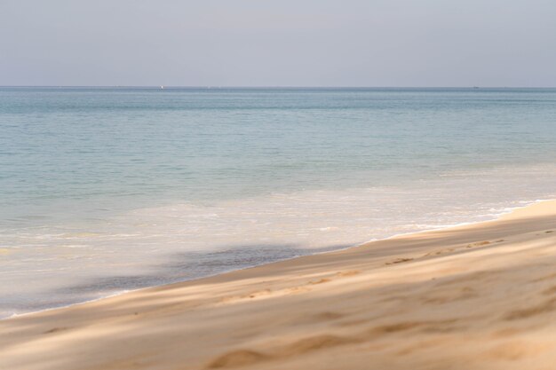 Mooi strand bij Mai Khao Beach Phuket Thailand.