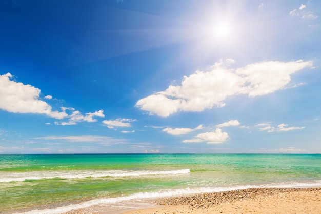 Mooi strand en blauwe lucht met wolken. Kreta, Griekenland
