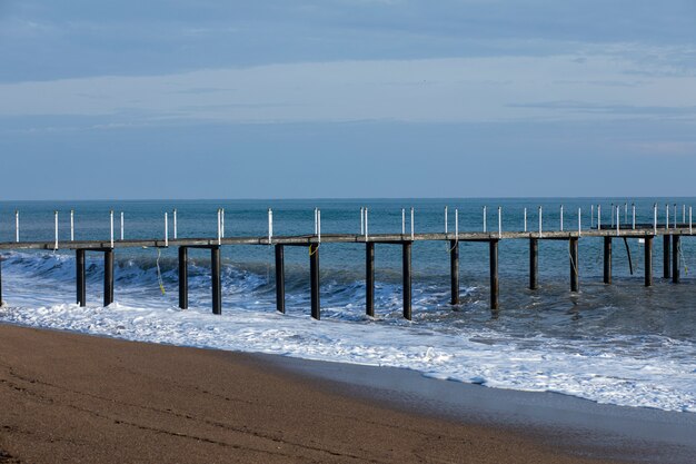 Mooi strand en oude pier