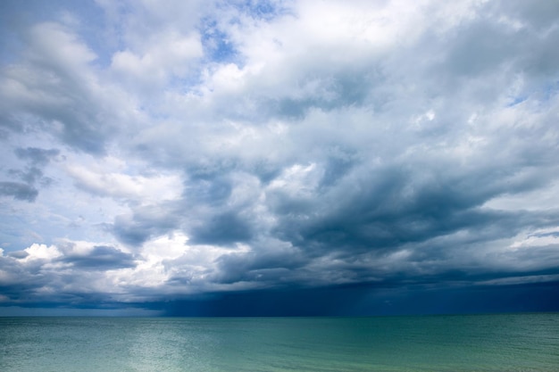 mooi strand en tropische zee