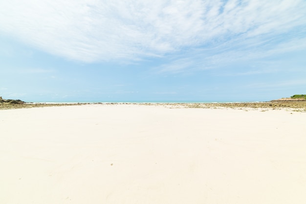 Mooi strand met blauwe hemelachtergrond voor het concept van de de zomervakantie.