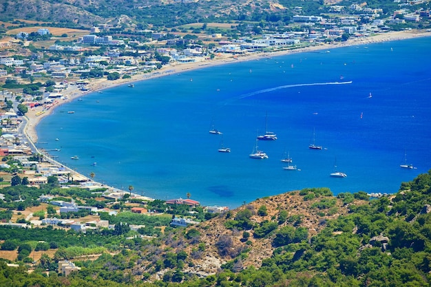 Mooi strand met zee in toeristenoord Griekenland eiland Kos Mooi concept voor zomervakantie Natuurlijke kleurrijke achtergrond