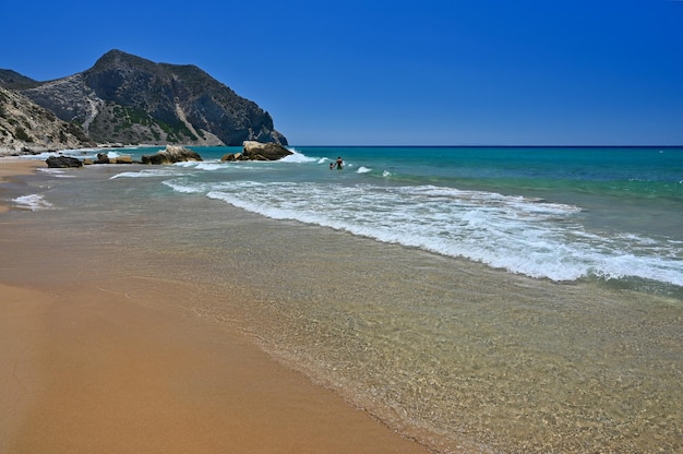 Mooi strand met zee in toeristenoord Griekenland eiland Kos Mooi concept voor zomervakantie Natuurlijke kleurrijke achtergrond