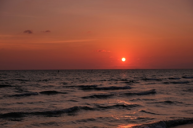 Mooi strand op zonsondergang