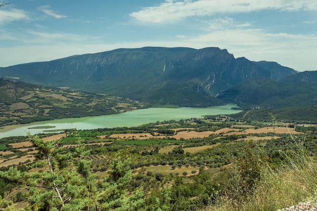 Mooi terradets-reservoirlandschap in cataluña, spanje in de zomer.