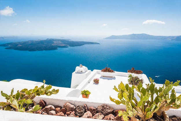 Mooi terras met uitzicht op zee. Witte architectuur op het eiland Santorini, Griekenland.