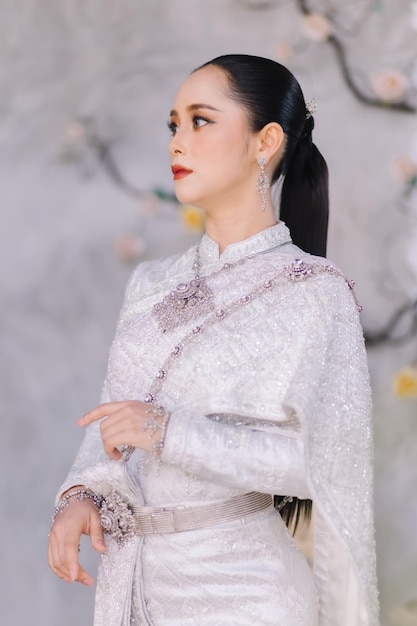 Mooi Thais meisje in Thais traditioneel kostuum Bruid Thais meisje Mooi