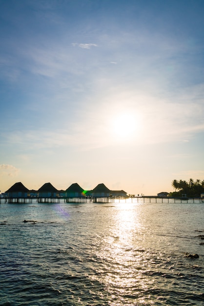 Mooi tropisch de toevluchthotel en eiland van de Maldiven met strand en overzees