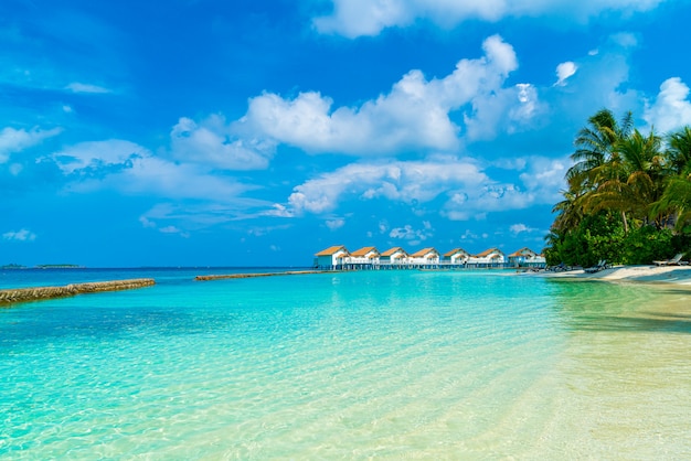 Mooi tropisch de toevluchthotel en eiland van de Maldiven met strand en overzees