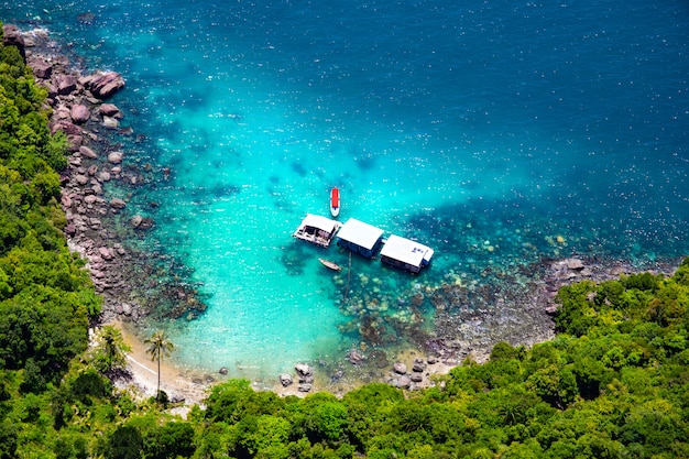 Mooi tropisch eiland met blauw duidelijk water en granietstenen. oceaankust en boten. bovenaanzicht.