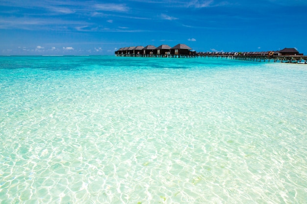 Mooi tropisch eiland van de Maldiven met strand. Zee met waterbungalows
