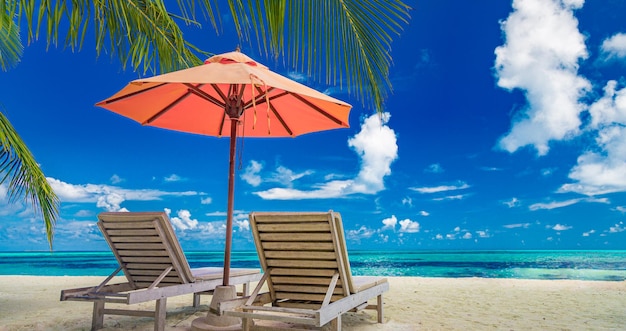 Mooi tropisch eiland Zonnige vakantie strand paar stoelen paraplu zee zand hemel zomer reizen