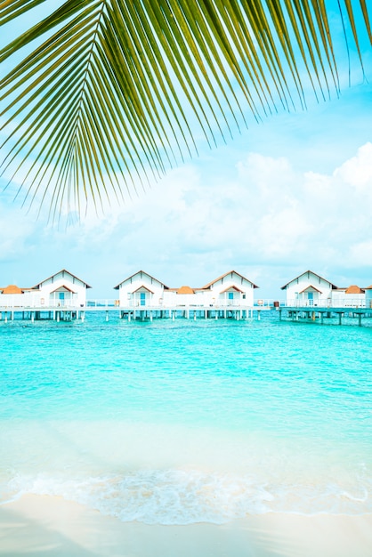 Mooi tropisch resorthotel in de Maldiven en eiland met strand en zee