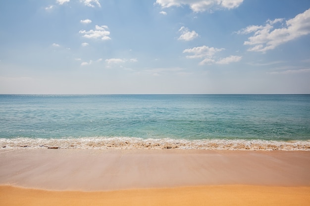 Mooi tropisch strandzand en zee