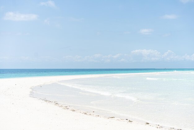 Mooi tropisch wit zandstrand en de zee