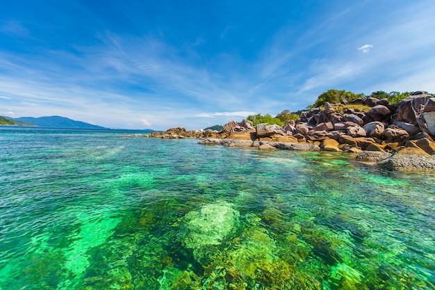 Mooi tropisch wit zandstrand in Thailand