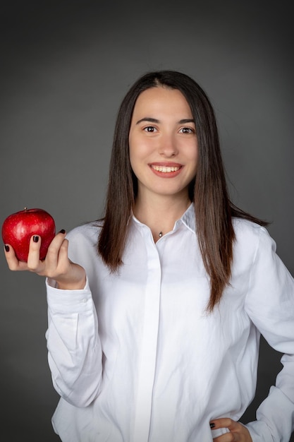 Mooi Turks jong meisje dat een appel op haar hand houdt