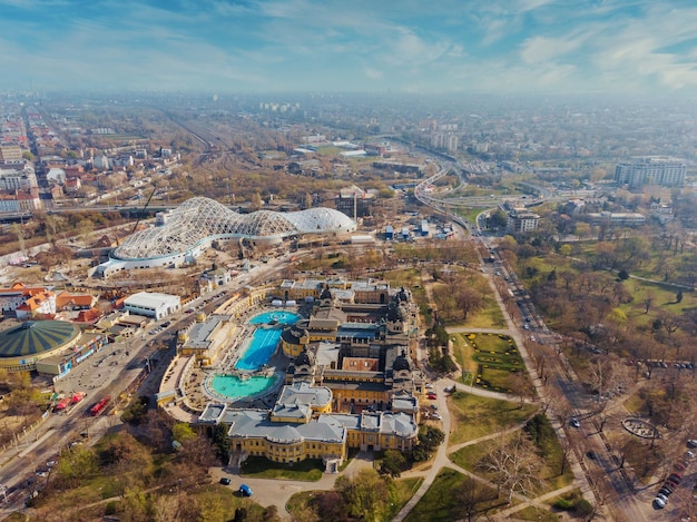 Foto mooi uitzicht in de ochtend vanaf de top van de szechenyi baden top uitzicht op boedapest het grootste badcomplex in boedapest en europa hongarije