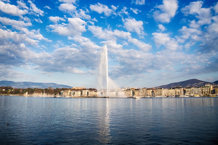 Mooi uitzicht op de historische skyline van Genève met beroemde Jet d'Eau fontein in havendistrict in de prachtige van Genève, Zwitserland